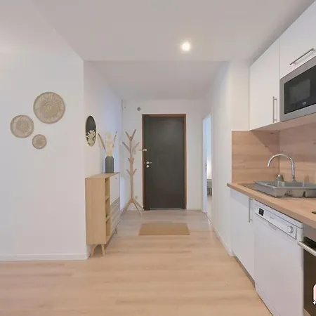 Apartament Offers A Bedroom In An *