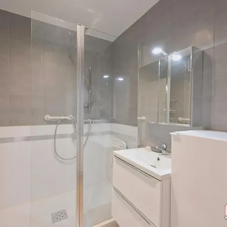 Offers A Bedroom In An * Valence