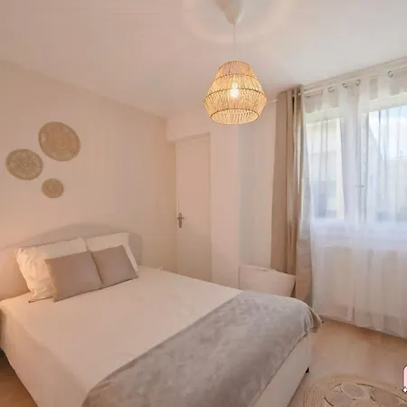 Offers A Bedroom In An Valence