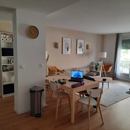 Apartman Offers A Bedroom In An Valence