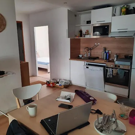 Offers A Bedroom In An Apartament